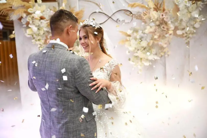 Wedding couple with confetti