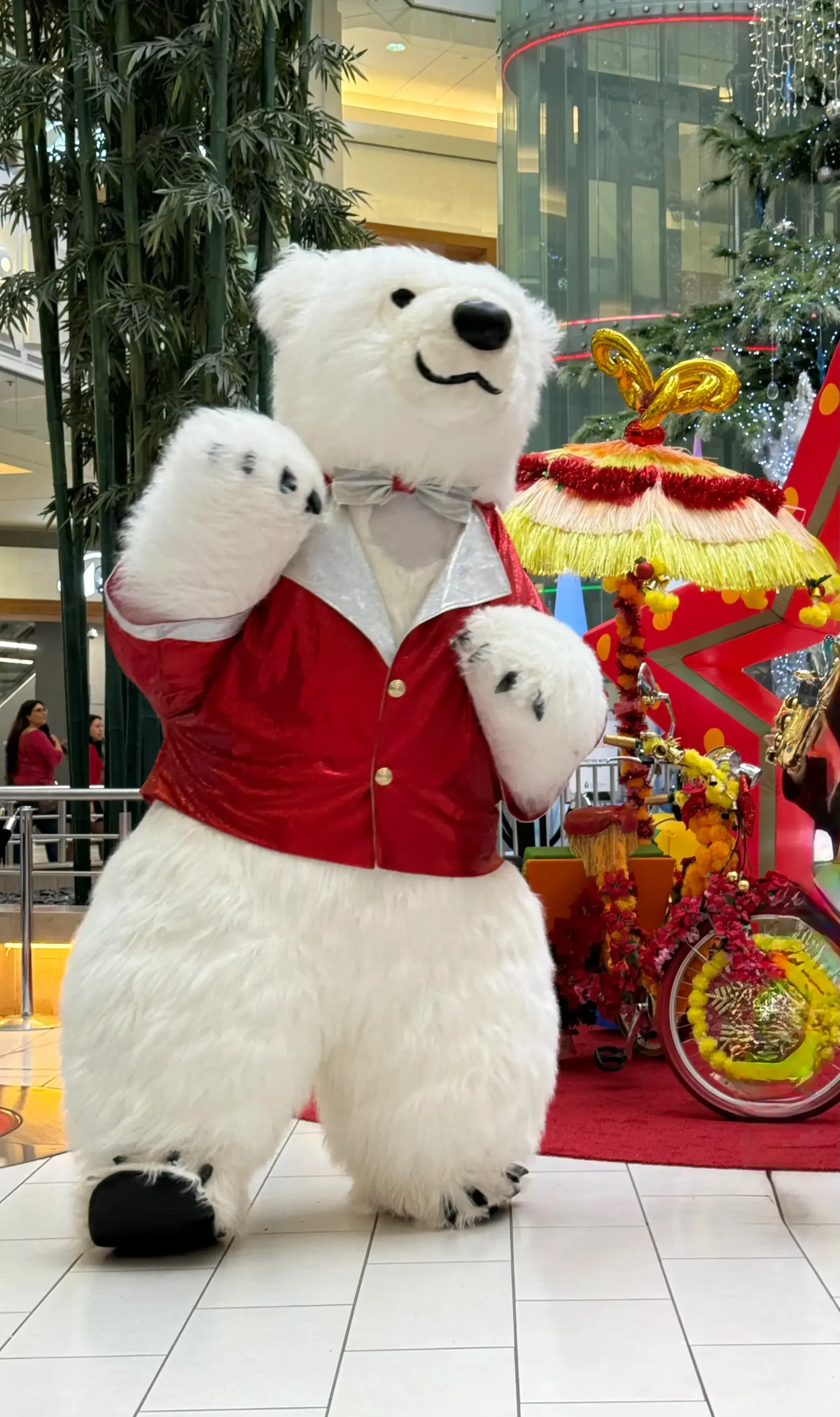 Grand Show Polar Bear entertaining guests